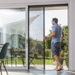 Plasele-plisse-sunt-o-alegere-populara-pentru-protectia-impotriva-tantarilor-si-a-altor-insecte.-Acestea-sunt-fabricate-dintr-un.jpg